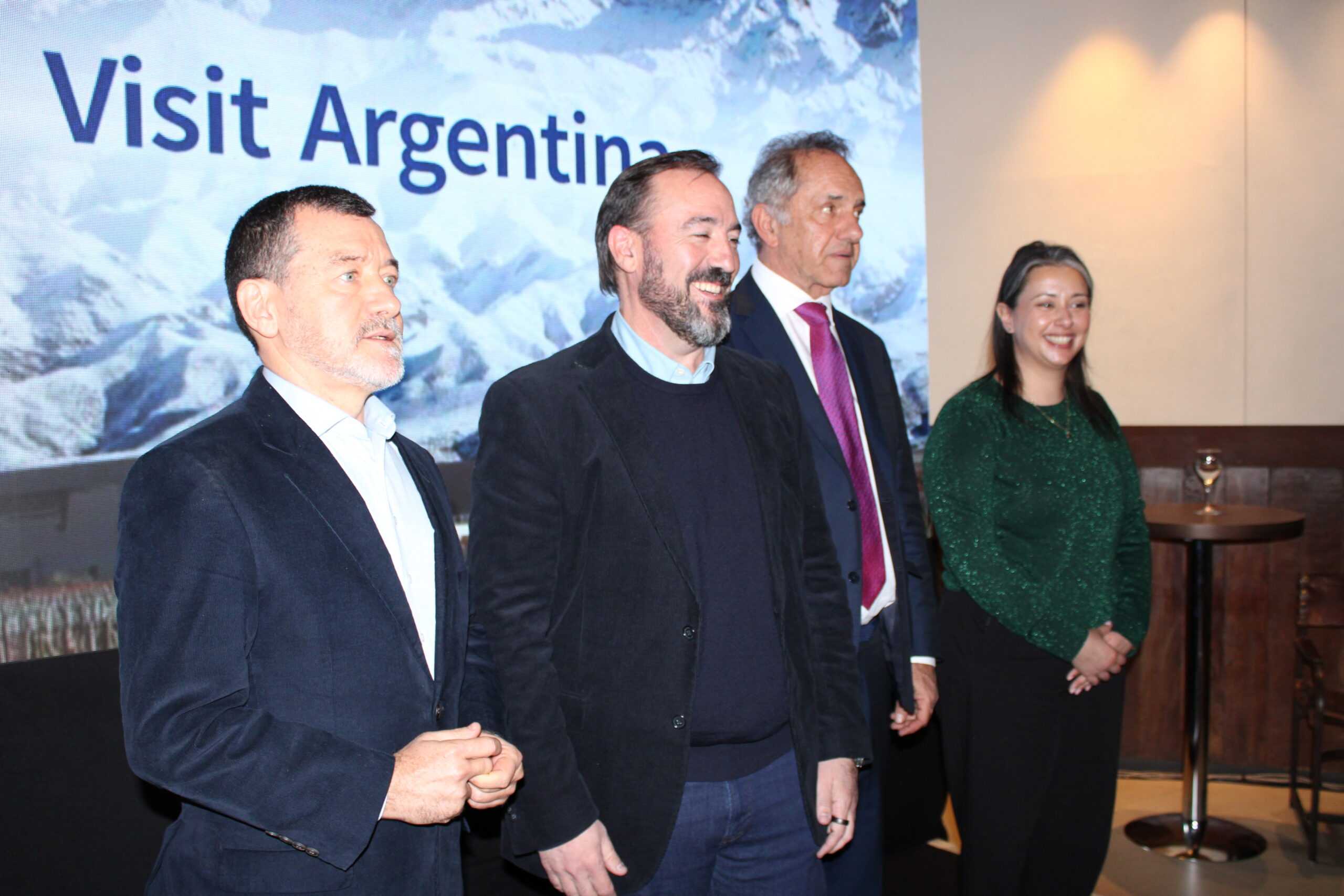 Argentina reforça promoção da temporada de inverno e aposta na diversificação de produtos pelas suas regiões; veja fotos 1 Autoridades e executivos da Argentina marcaram presenca no evento scaled Argentina reforça promoção da temporada de inverno e aposta na diversificação de produtos pelas suas regiões; veja fotos