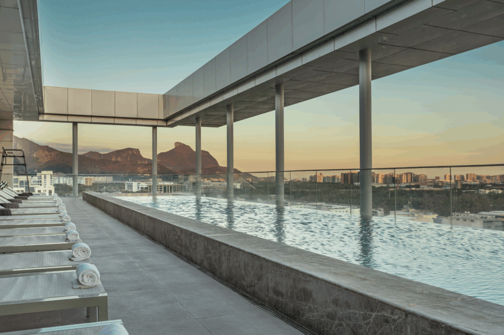 Captura de Tela 2025 07 30 as 16.31.44 Hilton oferece day use com quarto, piscina e rooftop no Rio sem precisar se hospedar; veja os valores