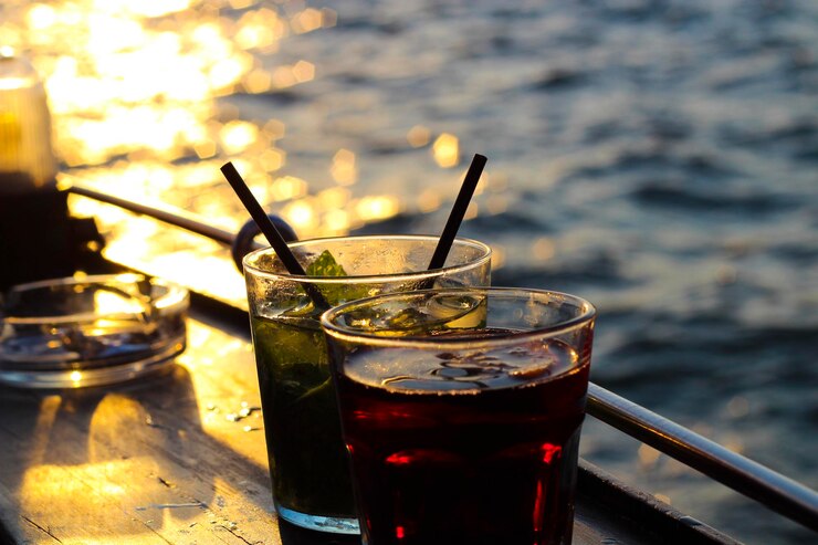 Bebidas e pacotes de drinks: vale a pena contratar em cruzeiro? 1 Coqueteis a bordo Freepik Bebidas e pacotes de drinks: vale a pena contratar em cruzeiro?