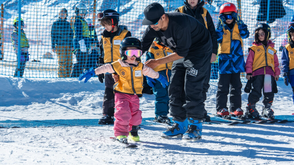Crianças de até 12 anos podem esquiar gratuitamente no Valle Nevado Ski Resort  (Divulgação/Vale Nevado)