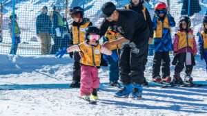 Crianças de até 12 anos podem esquiar gratuitamente no Valle Nevado Ski Resort (Divulgação/Vale Nevado)