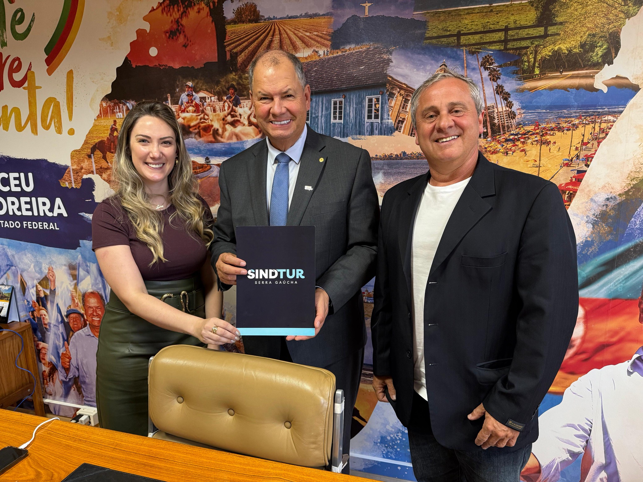 Sindtur apresenta projeto turístico e pede apoio à Região das Hortênsias no Congresso Nacional 1 Deputado Alceu Moreira, Lisa Gottschalk e Claudio Souza (Divulgação/Sindtur)