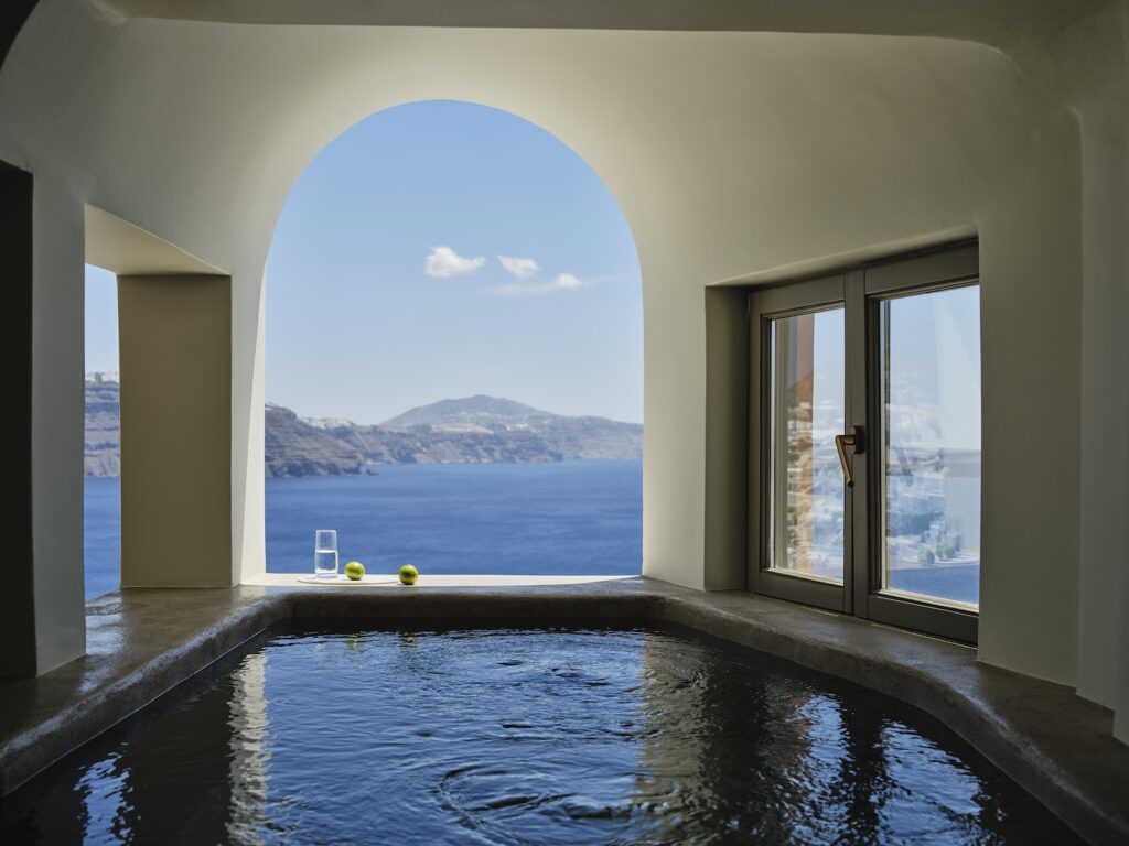 Andronis Luxury Suites revela transformação e integra Legend Collection da Preferred Hotels & Resorts 1 Honeymoon Suite with Outdoor Hot tub3 Andronis Luxury Suites revela transformação e integra Legend Collection da Preferred Hotels & Resorts
