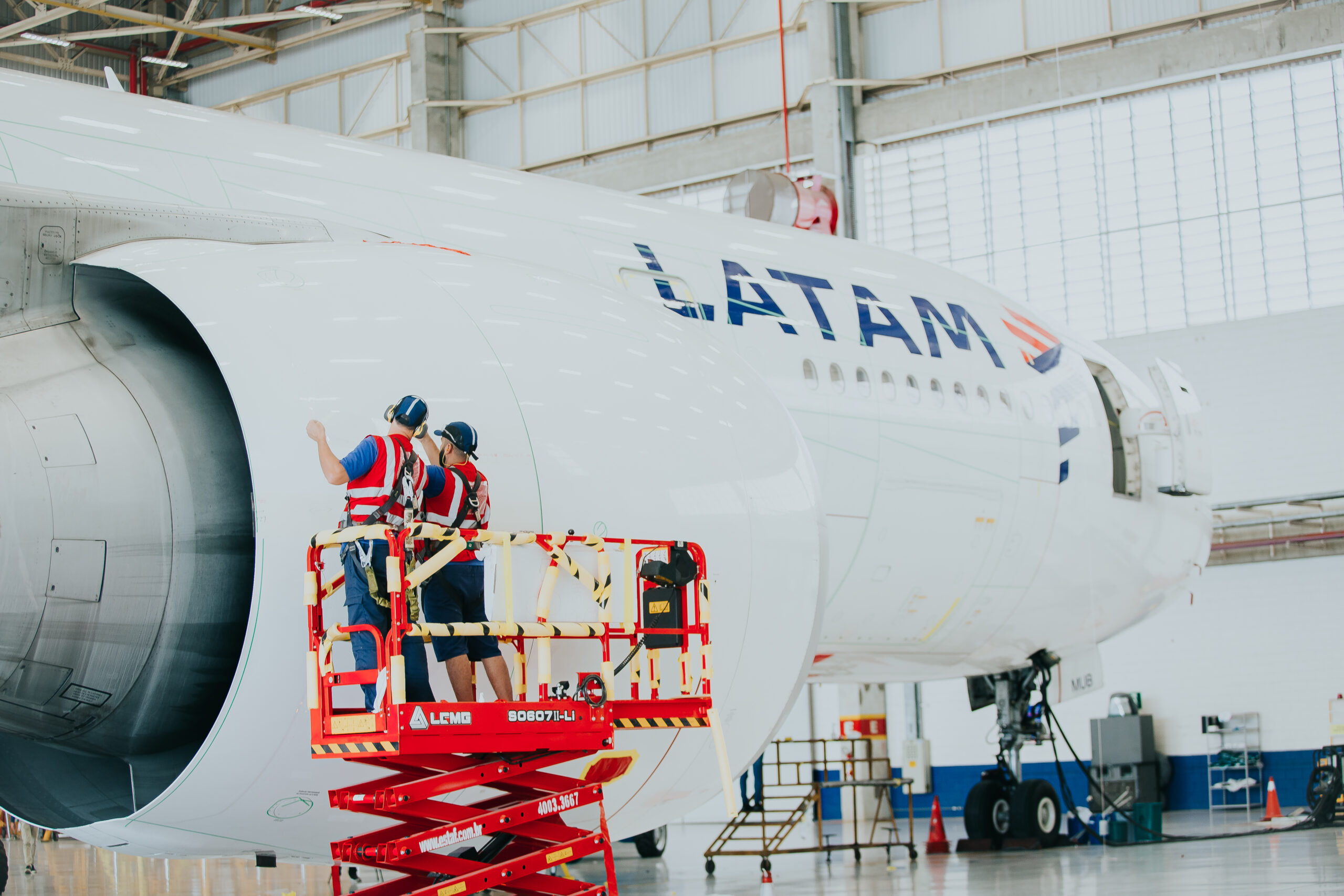 Latam implementa software de monitoramento em suas frotas para reduzir milhares de toneladas de CO₂ 1 LATAM 3 scaled Latam implementa software de monitoramento em suas frotas para reduzir milhares de toneladas de CO₂