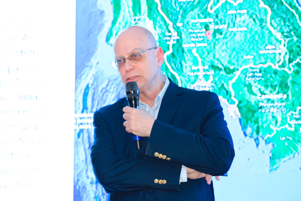 Noivos na mira: Tailândia, Belize, Bahamas e outros destinos brilham no Summit Orinter Casamentos 2 Lawrence Reinisch representante do Turismo da Tailandia em apresentacao para os agentes de viagens Noivos na mira: Tailândia, Belize, Bahamas e outros destinos brilham no Summit Orinter Casamentos
