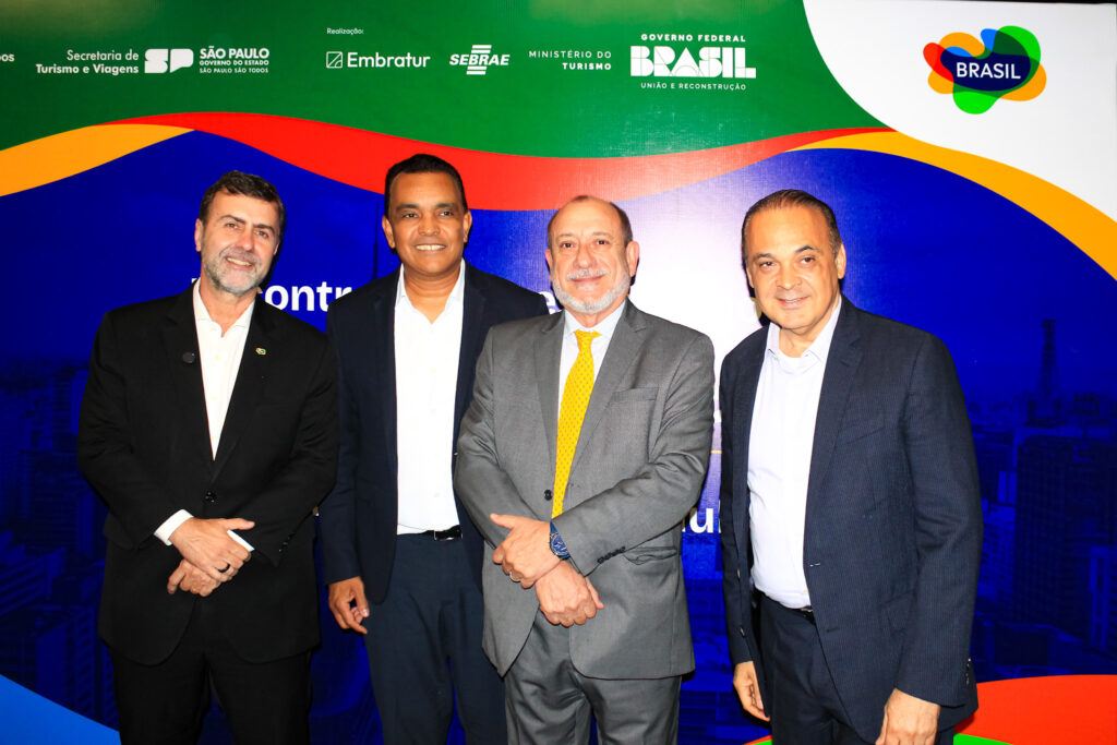 Autoridades do turismo se reúnem em São Paulo para entrega do Plano Brasis; veja fotos 1 Marcelo Freixo da Embratur Deputado Orlando Silva Toni Sando do VisitSP e Roberto de Lucena da Setur SP Autoridades do turismo se reúnem em São Paulo para entrega do Plano Brasis; veja fotos