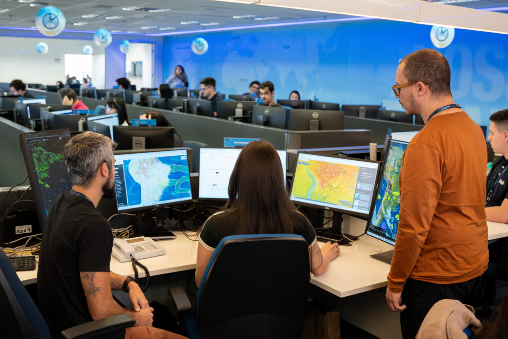 Azul contrata meteorologistas para antecipar riscos climáticos e evitar atrasos nos voos 1 Meteorologistas CCO Azul Isis Astasio 3 Azul contrata meteorologistas para antecipar riscos climáticos e evitar atrasos nos voos