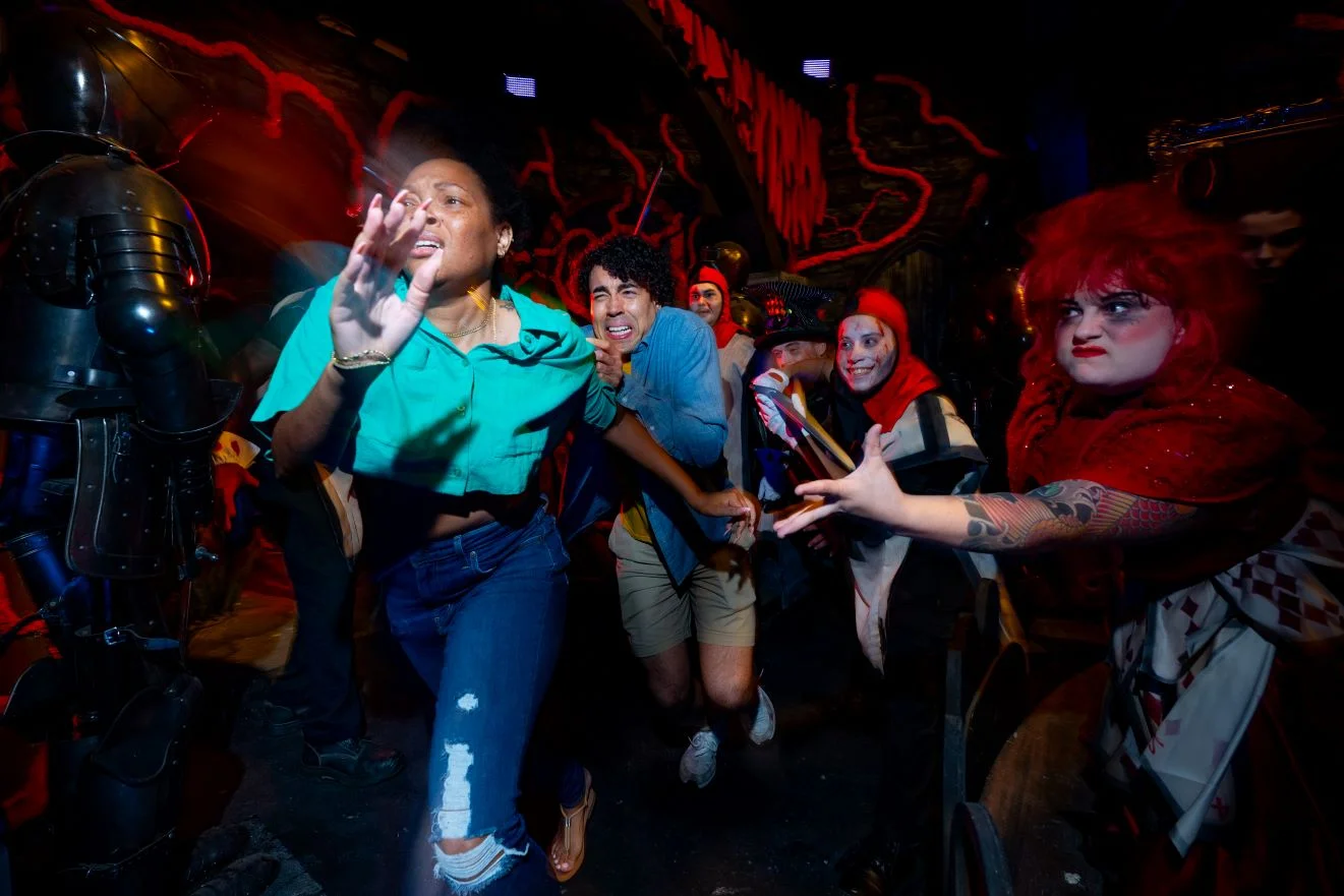SeaWorld Orlando anuncia sustos inéditos e promoção para o Howl-O-Scream 2025 1 Shadows of Wonderland at Busch Gardens Tampa Bays Howl O Scream 2.jpg SeaWorld Orlando anuncia sustos inéditos e promoção para o Howl-O-Scream 2025