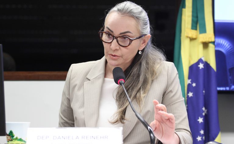 Política 8 Comissão da Câmara aprova mudanças que excluem grandes empresas do programa de isenção fiscal (Vinicius Loures/Câmara dos Deputados)