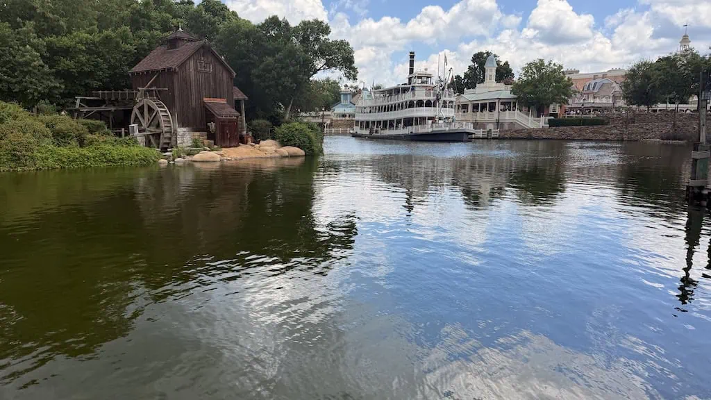 Visitantes se despedem do Liberty Belle barco a vapor que operava no Magic Kingdom desde 1971 O fim de uma era: Disney encerra Tom Sawyer Island e Liberty Square Riverboat no Magic Kingdom