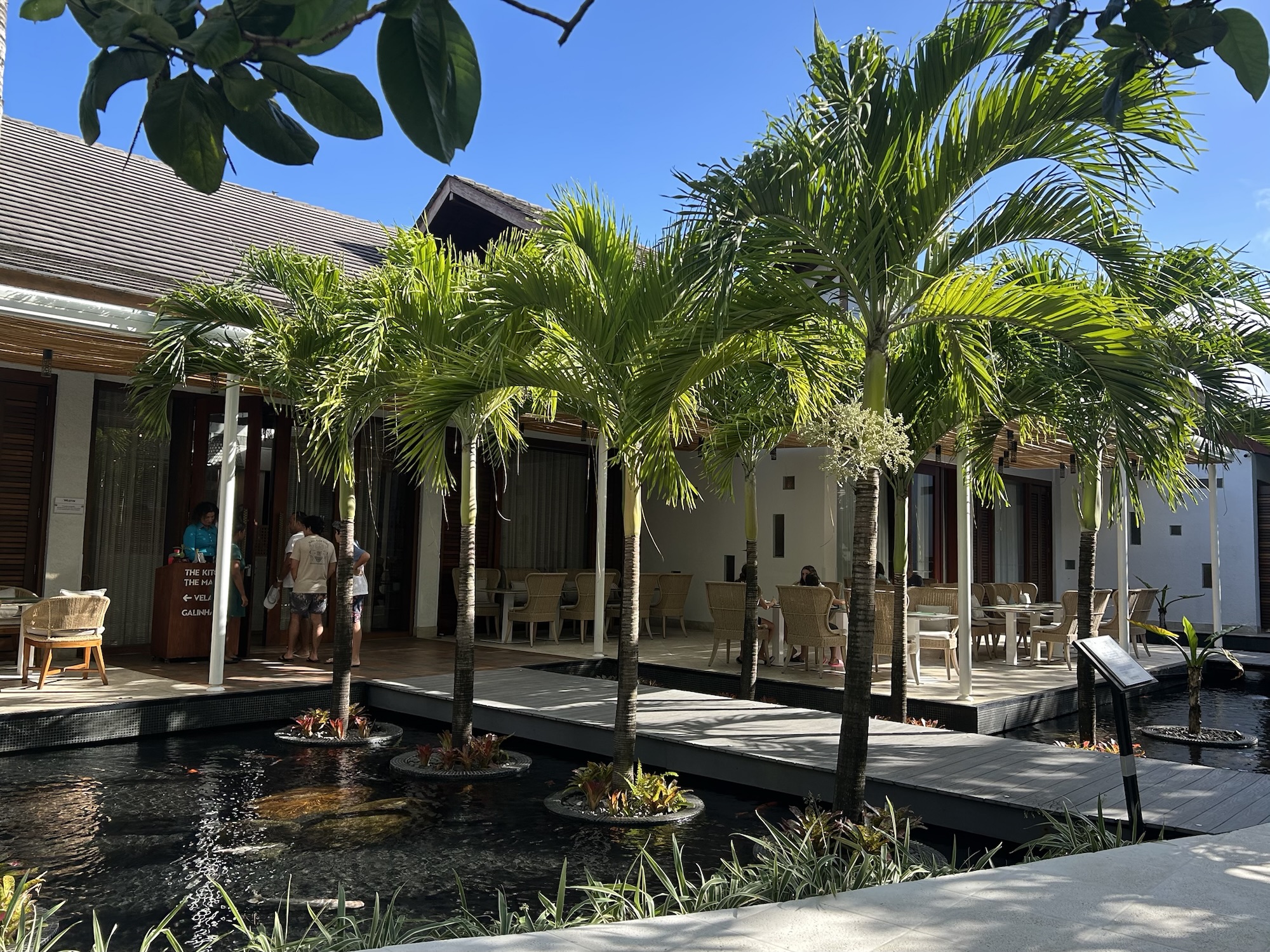 De fora, o The Market se destaca pela fachada moderna e acolhedora, com design integrado à paisagem tropical do resort (Giulia Jardim/M&E)