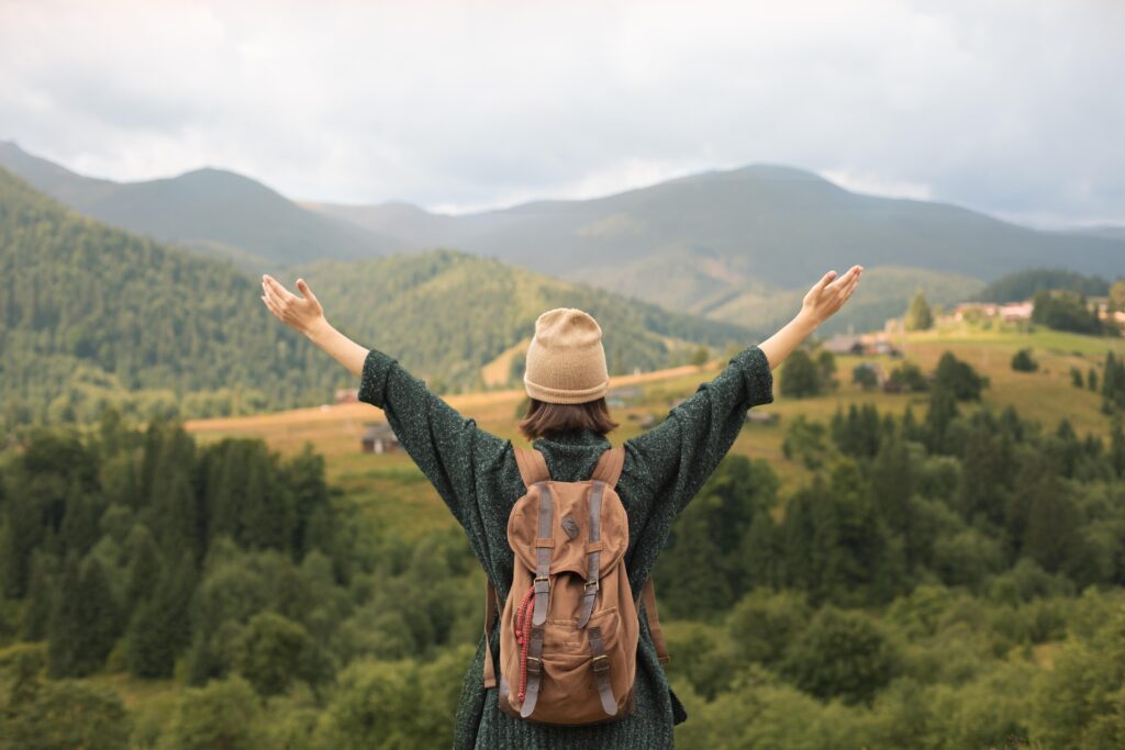 Quem são os brasileiros que mais viajam? Estudo revela perfil dos novos consumidores do turismo 1 jovem viajante curtindo ambiente rural Quem são os brasileiros que mais viajam? Estudo revela perfil dos novos consumidores do turismo