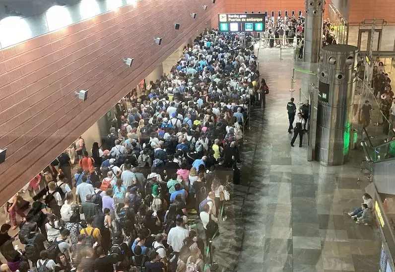 Espanhóis enfrentam filas no controle de passaportes do aeroporto de Madri 1 madri Espanhóis enfrentam filas no controle de passaportes do aeroporto de Madri