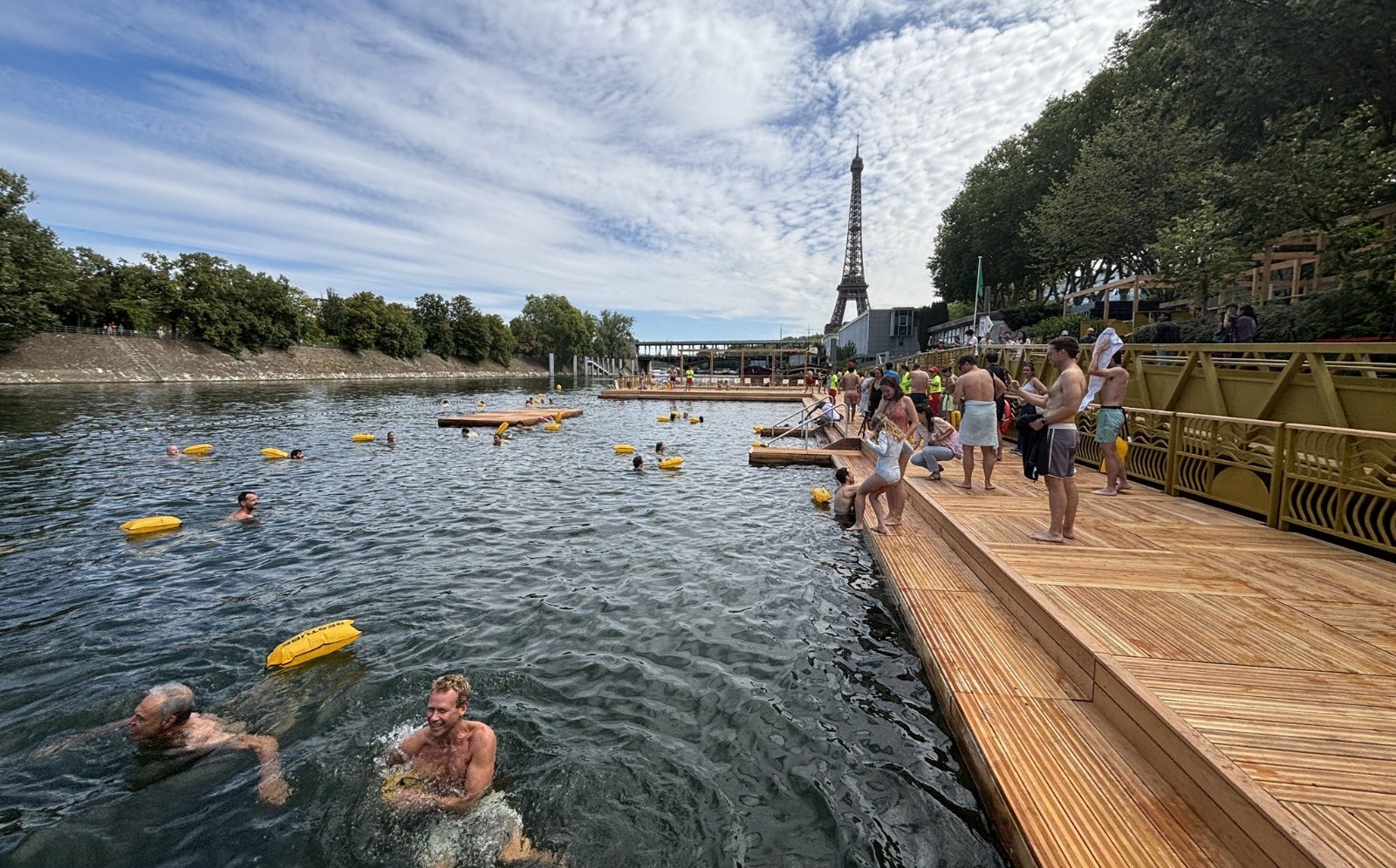 quase um ano depois dos atletas olmpicos os primeiros banhistas mergulharam neste sbado 05 nas guas do sena bem no centro de paris Home