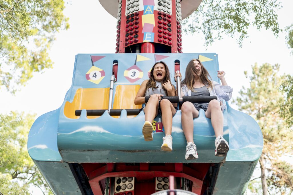 smiley female friends having fun amusement park 1 Hapfun estreia coluna no M&E com bastidores e tendências do mundo dos parques