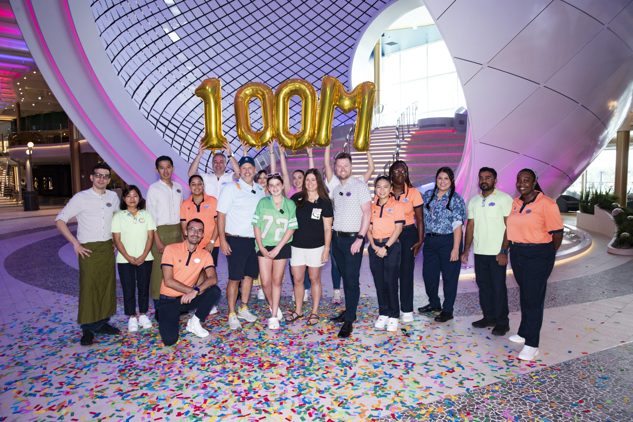Cruzeirista premiada no Icon of the Seas simboliza marca de 100 milhões de hóspedes (Divulgação/Royal Caribbean)