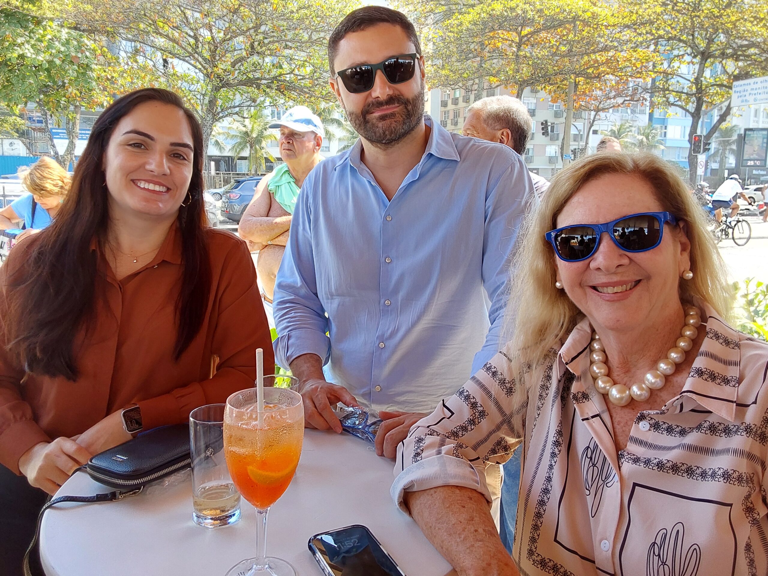 Larissa Galvão e Roberto Gana, da Abreu, e Lucia Motta, da Via Apia