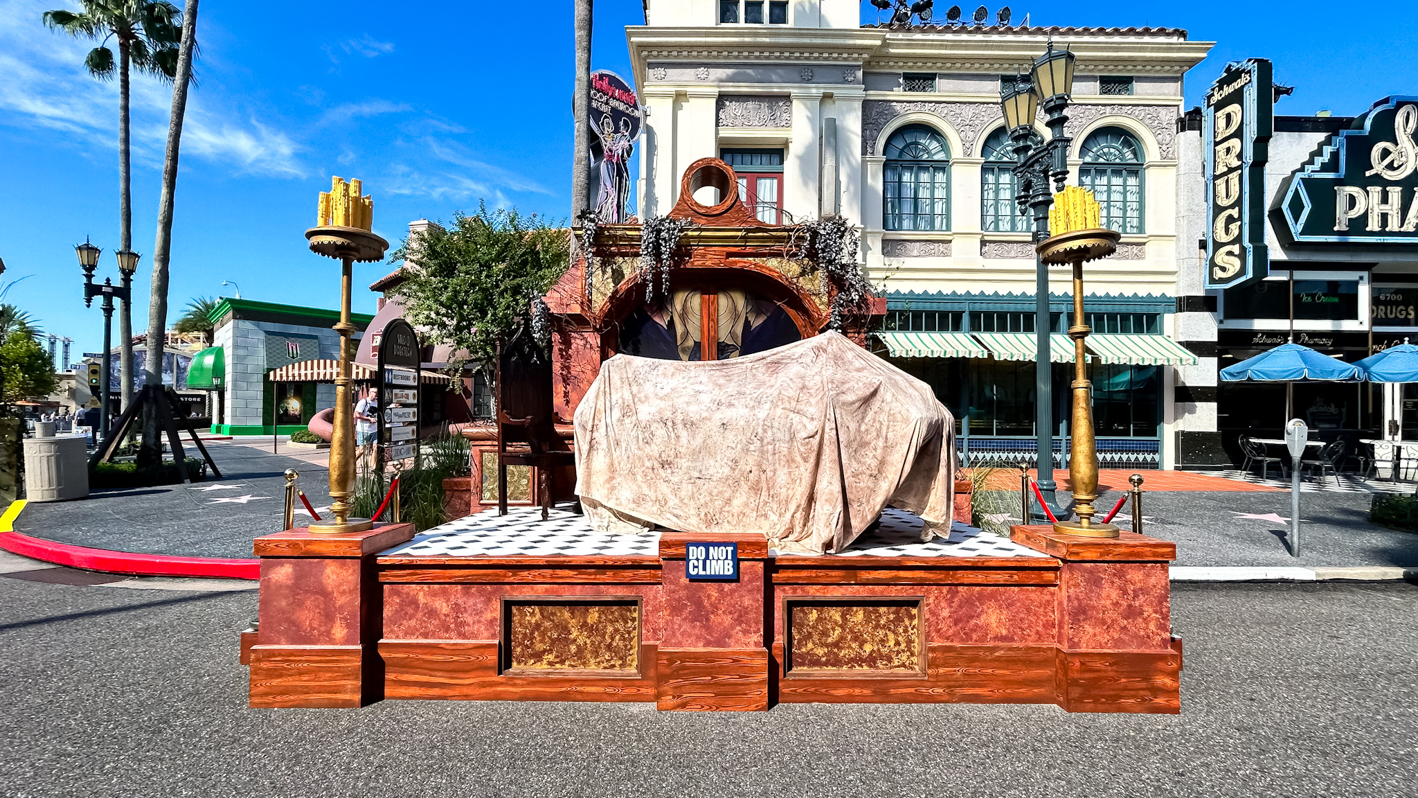 Paços espalhados pela rua principal do Universal Studios Florida indicam intervenções e interação com o público