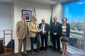 O acordo foi firmado entre o presidente da ENAC (Ente Nazionale per l’Aviazione Civile), Pierluigi Di Palma, e o diretor-presidente da ANAC (Agência Nacional de Aviação Civil), Adriano Miranda, durante a visita institucional da delegação italiana ao Brasil (Divulgação/)