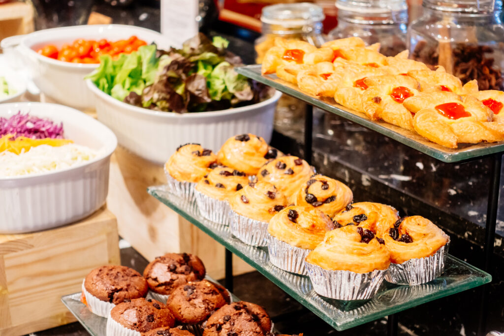 Fim do buffet de café da manhã nos hotéis? Debate sobre desperdício levanta possibilidade Fim do buffet de café da manhã nos hotéis? Debate sobre desperdício levanta possibilidade