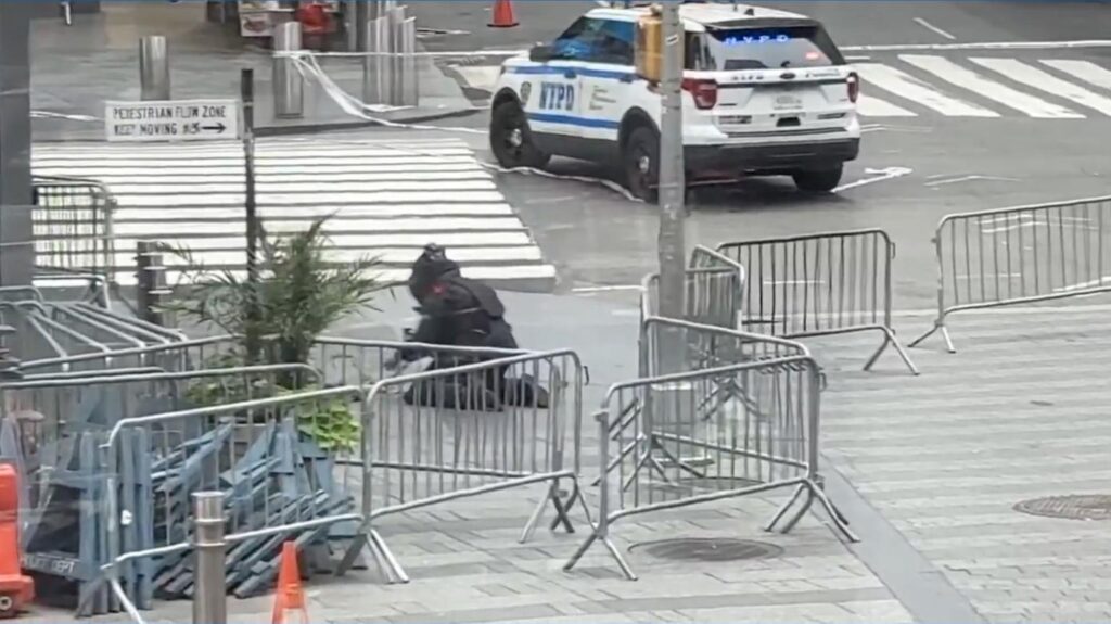 Times Square é esvaziada após alerta da polícia de Nova York; pessoas devem evitar região