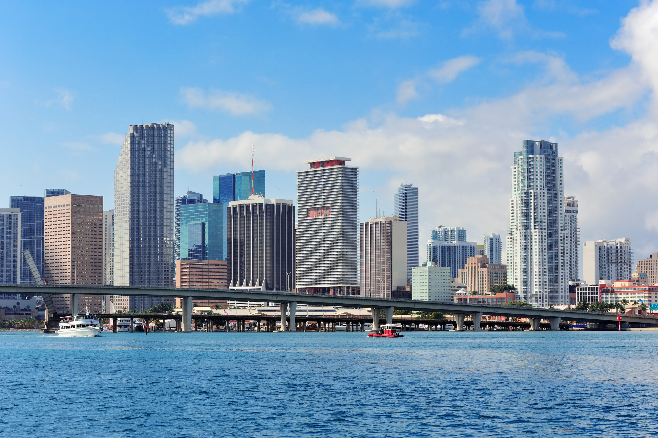 miami skyscrapers with bridge sea day scaled Destinos
