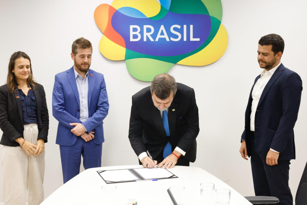 Embratur e Gol firmam parceria para ampliar voos internacionais ao Brasil