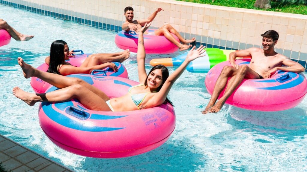 Calor em alta leva público ao Wet’n Wild e parque aposta em temporada de terror noturna