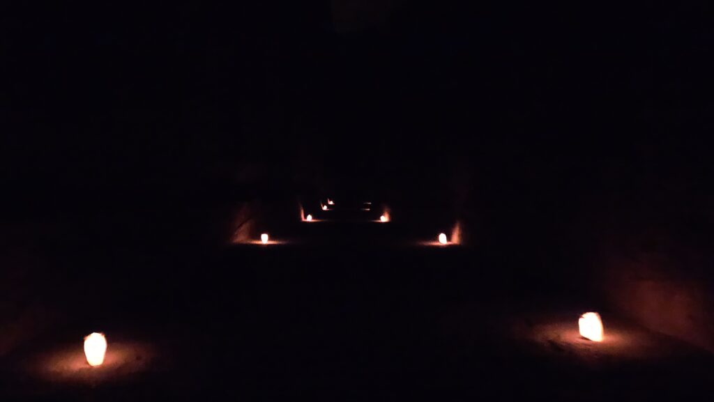 20250911 143711 1 Petra By Night: experiência cultural noturna entre cânions com iluminação de velas e projeção de vídeos