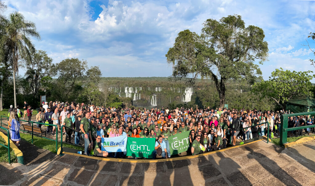 Show do Jota Quest encerra Mega Fam 2025 da EHTL após experiências em Foz do Iguaçu 2 A EHTL levou seus 700 convidados para as Cataratas do Iguacu Show do Jota Quest encerra Mega Fam 2025 da EHTL após experiências em Foz do Iguaçu