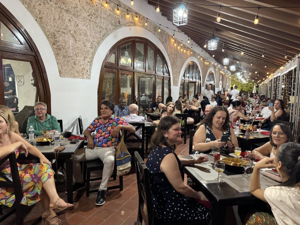 Cuba no radar: 120 agentes de viagem brasileiros exploram a ilha em famtour da Sanchat; veja os detalhes 3 Agentes jantam no La Divina Pastora Cuba no radar: 120 agentes de viagem brasileiros exploram a ilha em famtour da Sanchat; veja os detalhes
