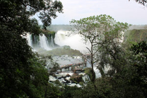 As cataratas do Iguaçu os visitantes chegam bem próximo às quedas para apreciá-las - brasil
