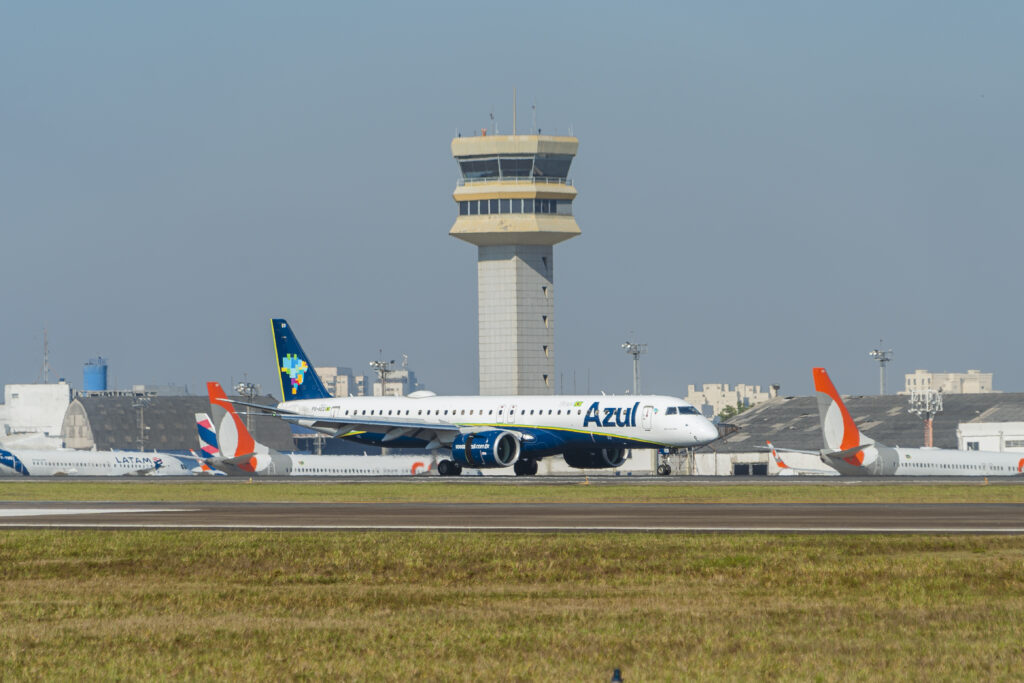 Azul amplia malha de verão com 950 voos extras e aposta em parcerias com operadoras