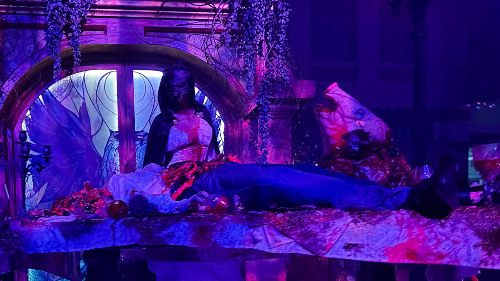Cenografia da zona de susto Masquerade Dance with Death Halloween Horror Nights 2025: do susto ao espetáculo, o que fazer além das casas assombradas