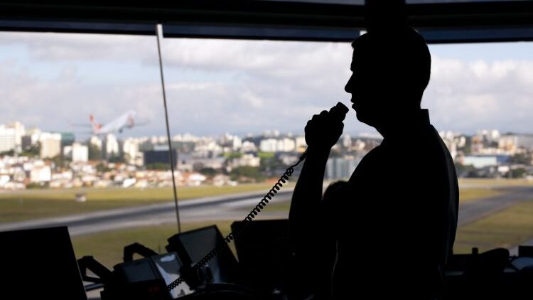 Decea edited Pilotos e comissários declaram apoio à greve dos controladores de tráfego aéreo do Brasil