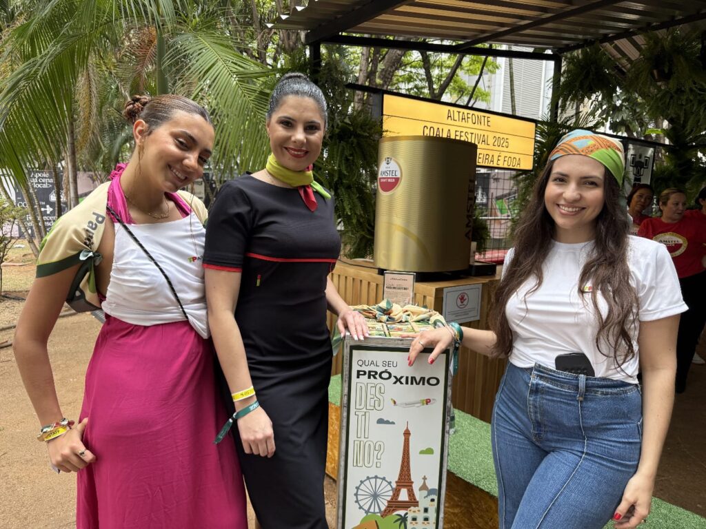 Equipe da TAP durante ativacao TAP Air Portugal conecta destinos europeus ao público brasileiro durante Coala Festival 2025