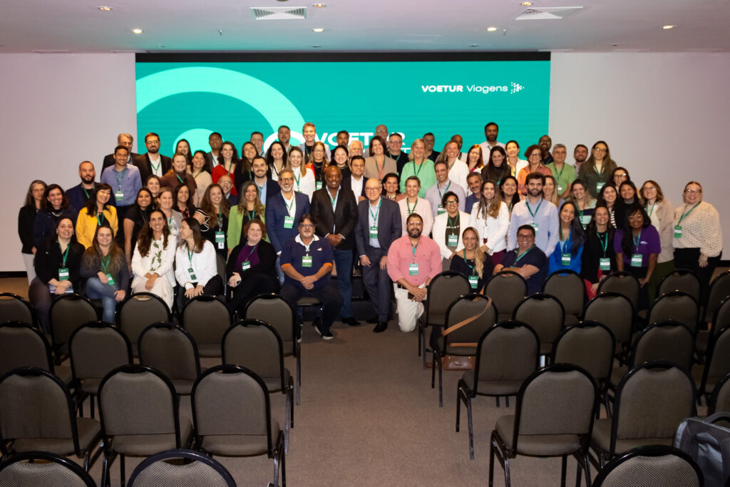 Equipe da Voetur com parceiros Voetur lança Payfly, reforça inteligência artificial no Power BI e apresenta clube de benefícios