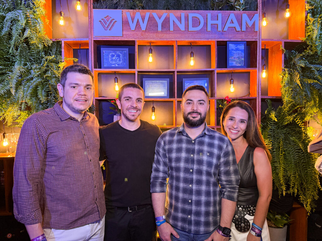 Juan Andrade Gerente de Vendas Wyndham Cluster Brasil Victor Borgi Andre Almeida Gerente Regional de Produtos Azul Adriana Regadas Gerente de Vendas e Marketing Wyndham Gramado Wyndham Olímpia é hotel oficial das estrelas do Barretão pela 8ª vez e reforça parceria para 2026