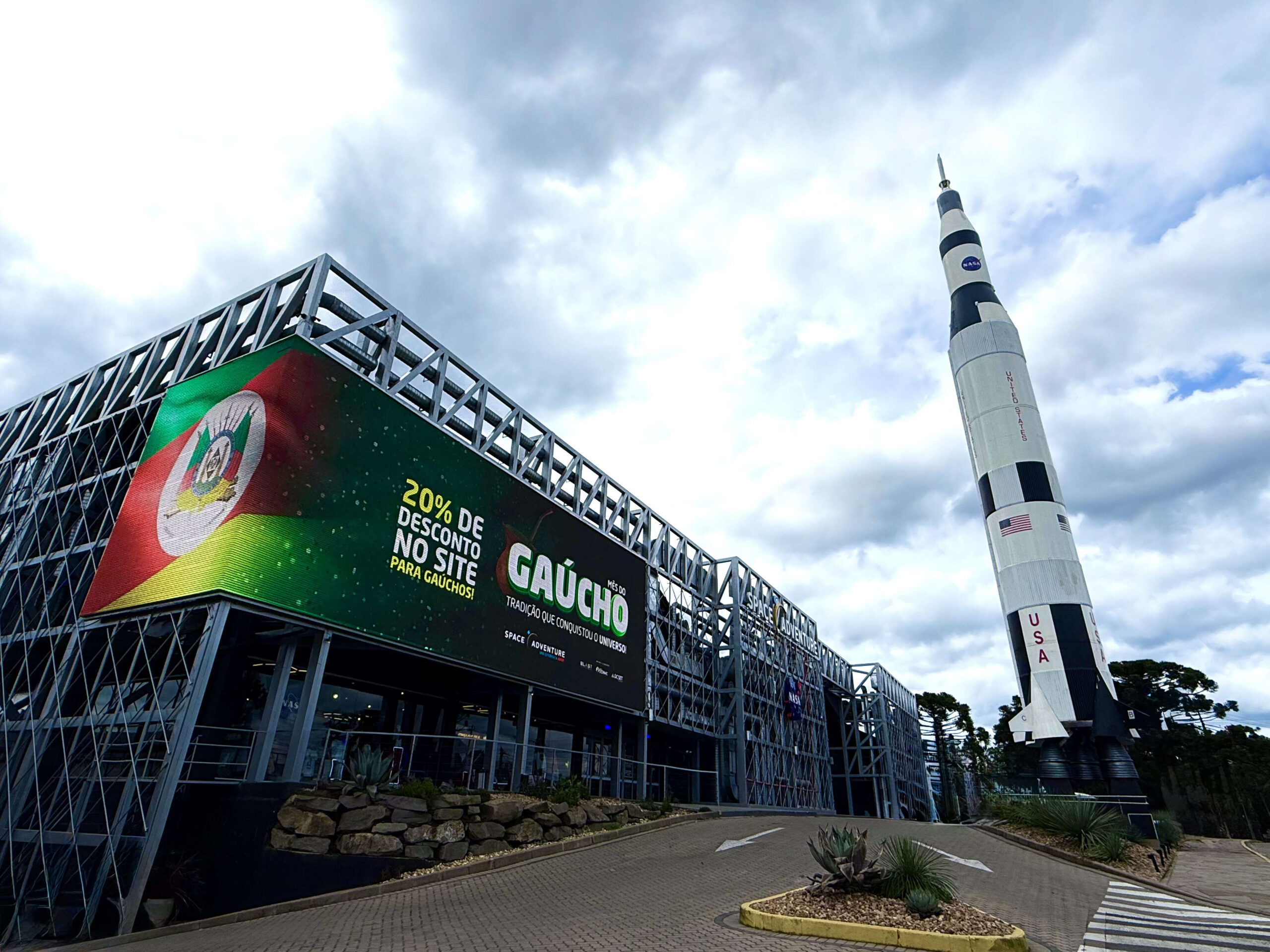 Mes dos Gauchos Divulgacao Space Adventure scaled Parques e Atrações