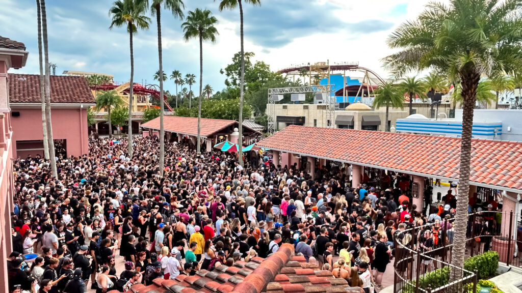 Nos portoes do Universal Studios Florida o publico espera aviso para entra e vivenciar o Halloween Horror Nights Halloween Horror Nights 2025: Como foi viver a noite mais assustadora e divertida da Universal