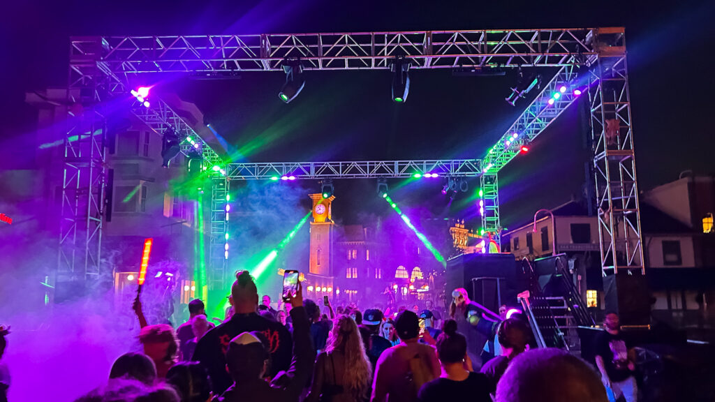 O Club Horror e uma festa no meio da rua no parque Halloween Horror Nights 2025: do susto ao espetáculo, o que fazer além das casas assombradas