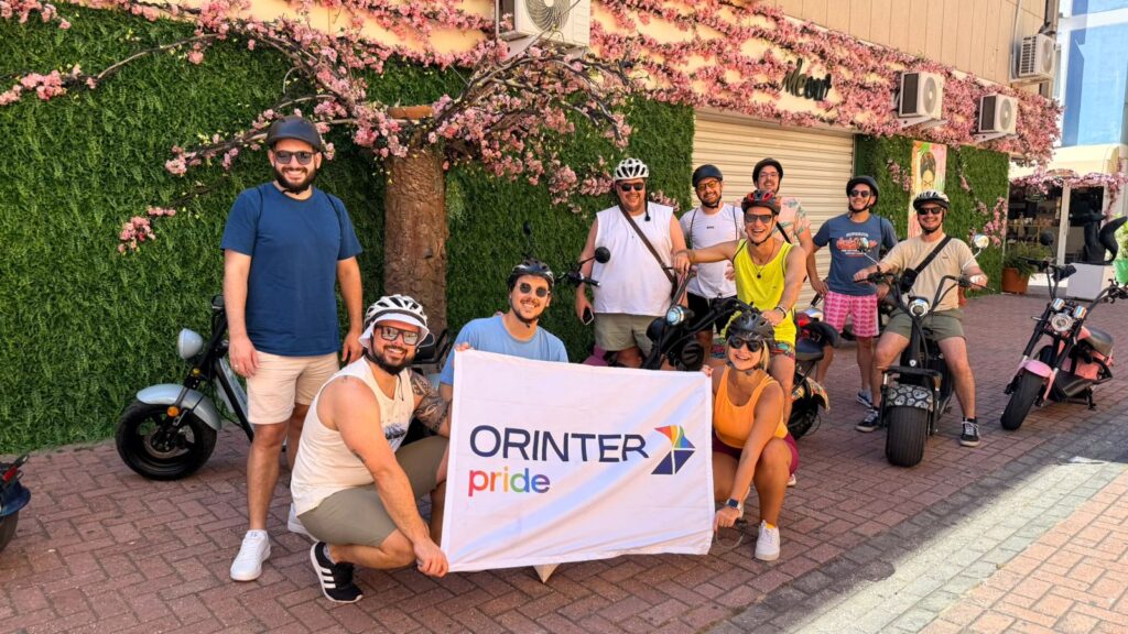 Agentes exploram Curaçao de motos elétricas e curtem pool party com Orinter Pride