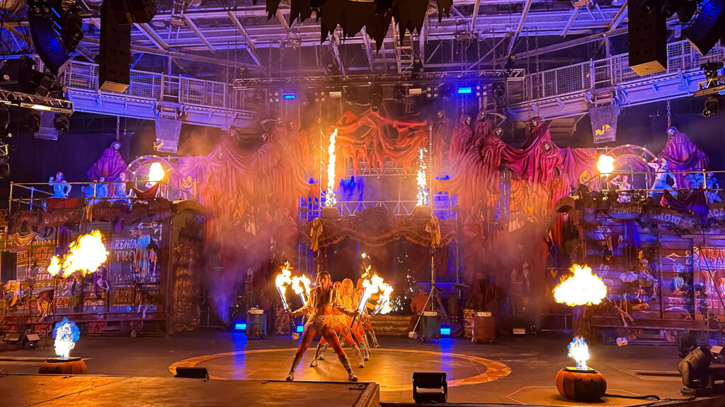 O show Nightmare Fuel Circus of Decay e pirotecnico acrobatico e musical Halloween Horror Nights 2025: do susto ao espetáculo, o que fazer além das casas assombradas
