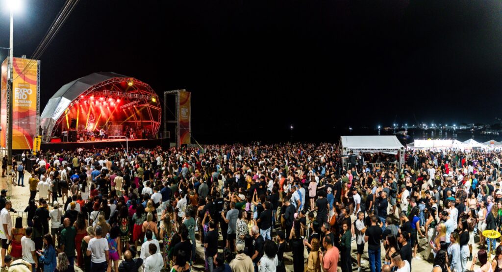 O show do cantor Jorge Vercillo levou milhares de pessoas para a Praia do Anil em Angra dos Reis Credito Ascom Setur RJ ExpoRio Turismo Costa Verde reúne público e valoriza cultura em Angra dos Reis