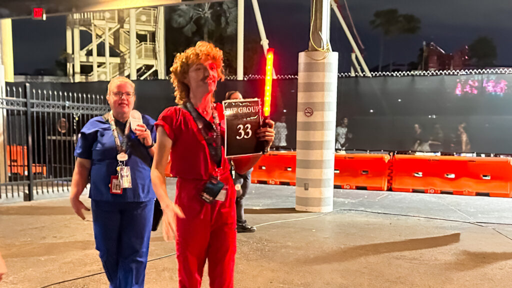 Os guias usavam macacoes de cores distintas ale de um sinalizador LED para facil identificacao Ana AzevedoME Halloween Horror Nights 2025: Como foi viver a noite mais assustadora e divertida da Universal