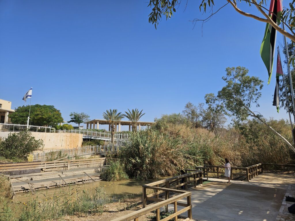 Conectando histórias bíblicas e experiências imersivas pela Jordânia; mais um dia de famtour pelo país árabe 3 Rio Jordao divida entre Israel e Jordania Conectando histórias bíblicas e experiências imersivas pela Jordânia; mais um dia de famtour pelo país árabe
