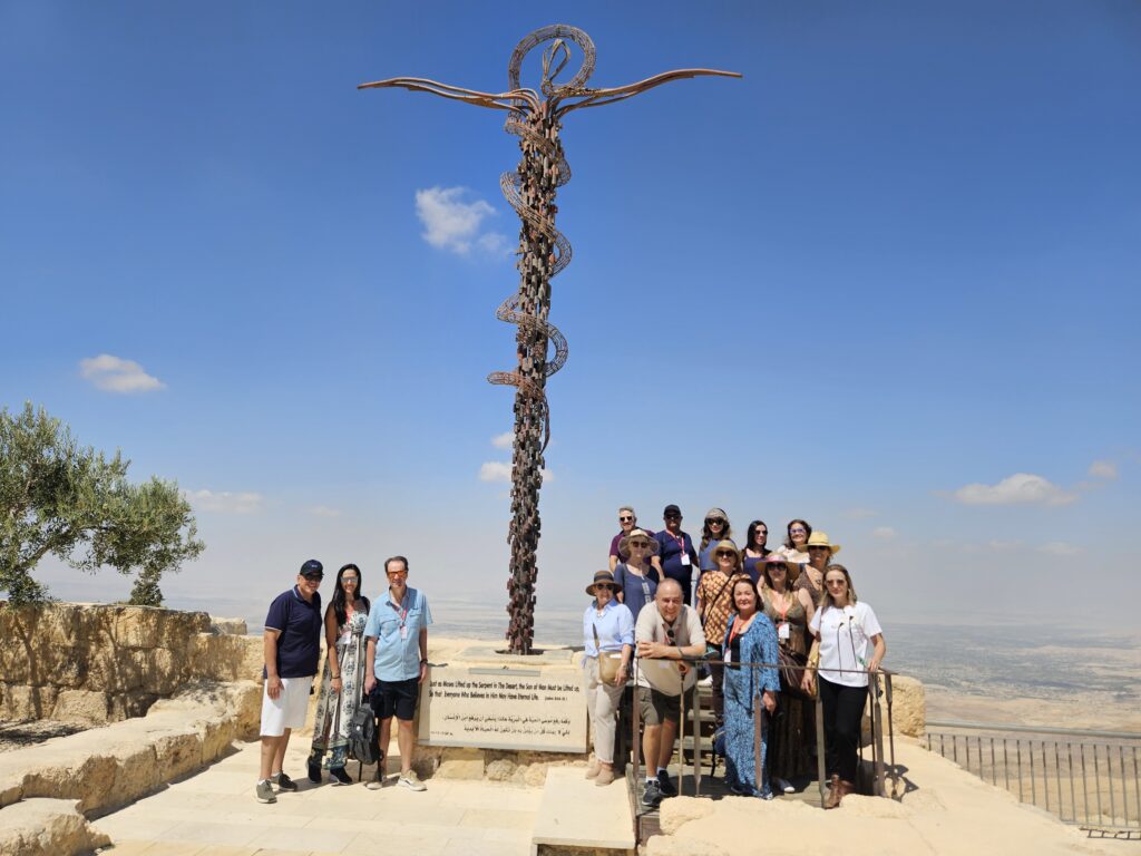 Serpente de bronze Roteiro jordaniano continua e revela novos atrativos turísticos religiosos; confira