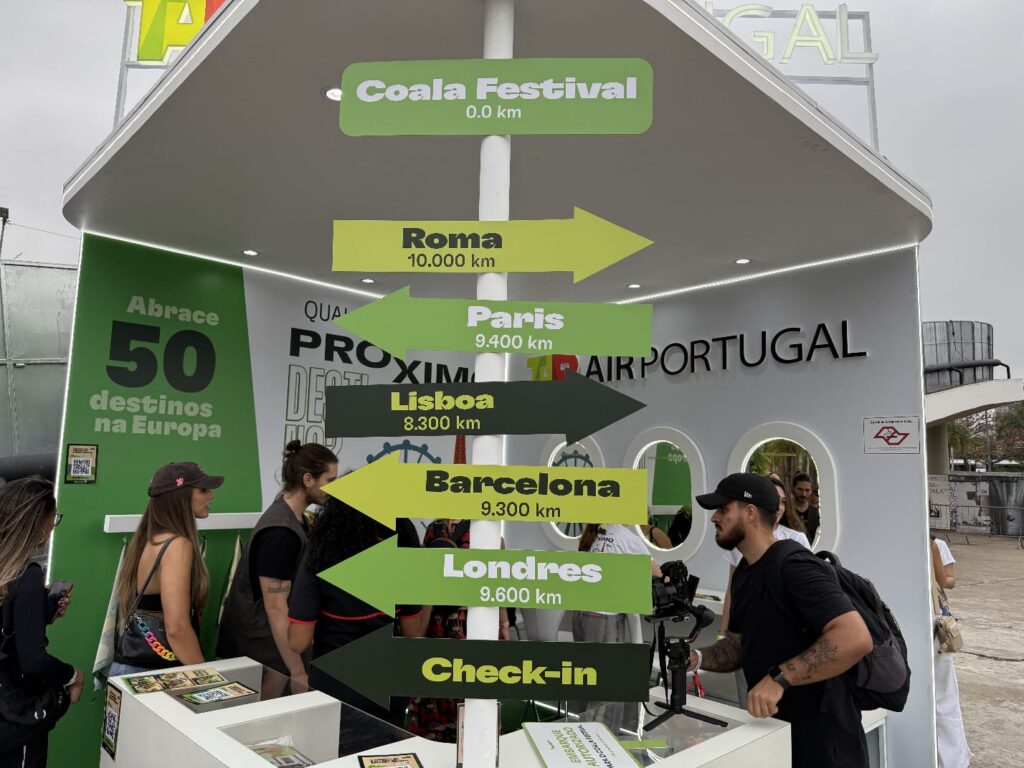 Sinalizacao dos locais onde a TAP opera na Europa TAP Air Portugal conecta destinos europeus ao público brasileiro durante Coala Festival 2025