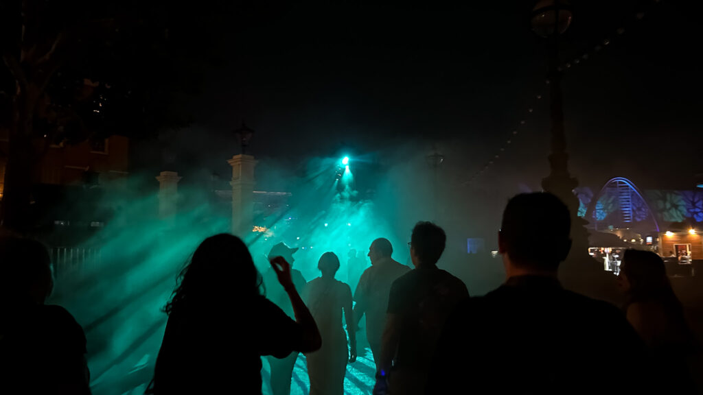 Um guia dedicado ficou com o grupo durante todo o evento Ana AzevedoME Halloween Horror Nights 2025: Como foi viver a noite mais assustadora e divertida da Universal