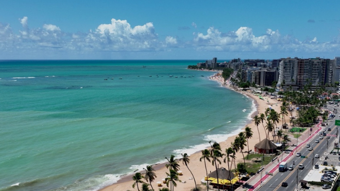 Maceió está entre os destinos mais procurados por brasileiros, segundo Boletim Braztoa; veja o ranking 1 Voo direto para a capital alagoana será operado todos os domingos e sextas-feiras, conectando as Cataratas do Iguaçu com as praias de Maceió (Divulgação/CCR Aeroportos)
